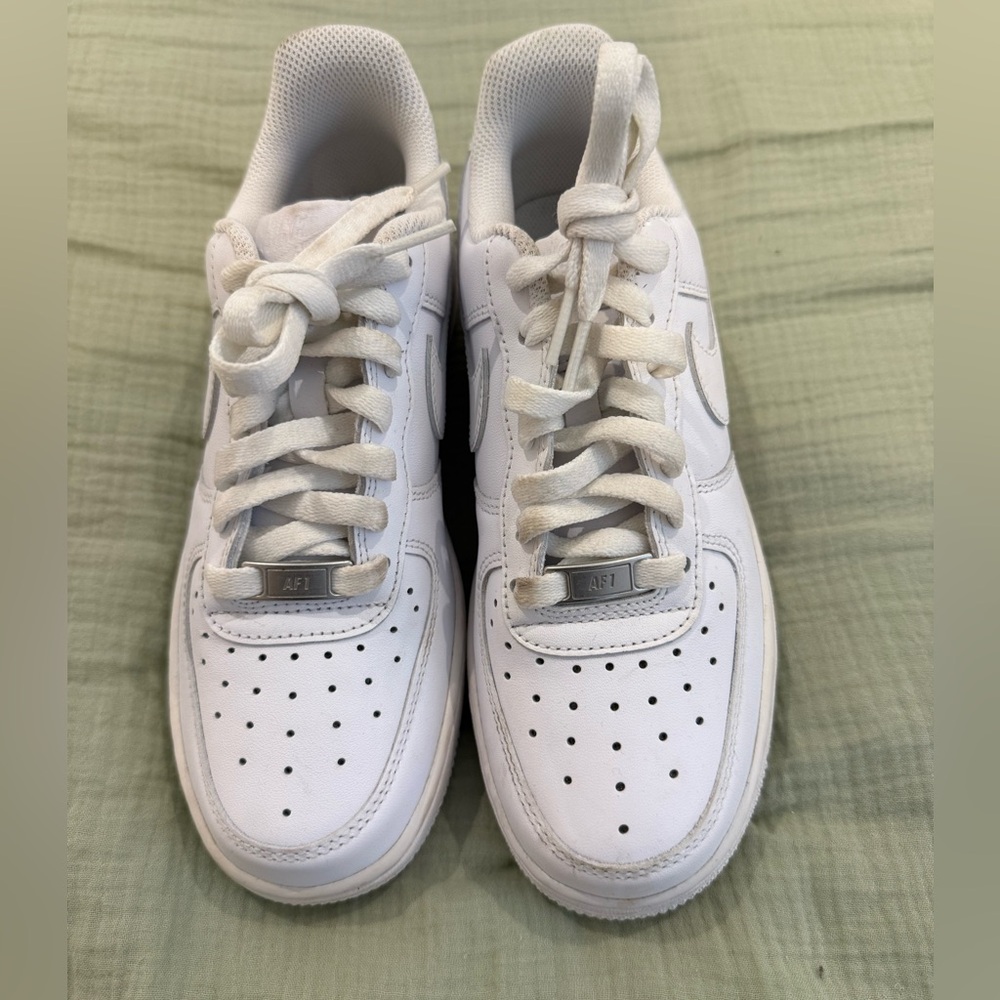 Nike White Sneakers Classic Air Force 1 Design
